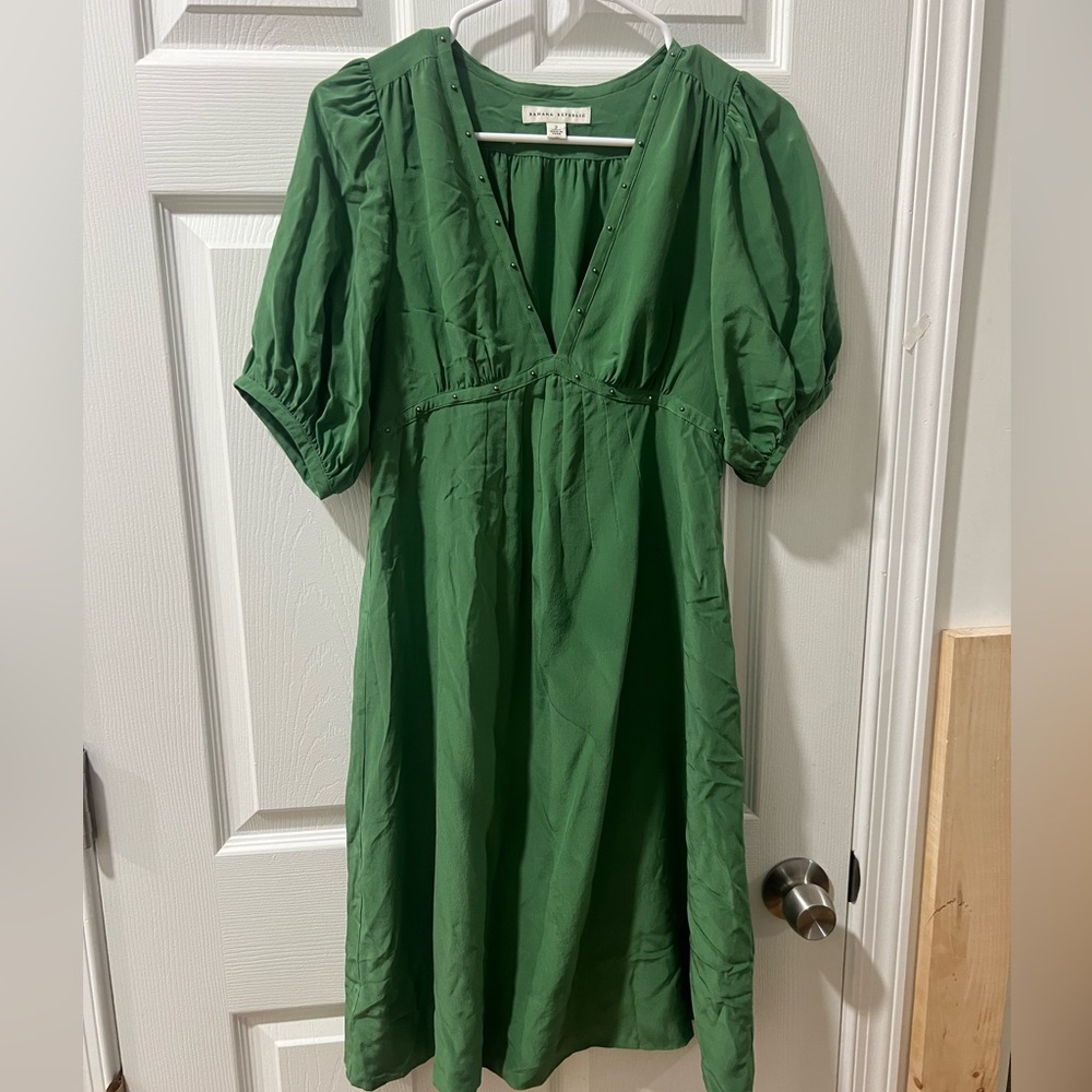 Banana republic 100% silk green dress size 2 midi short sleeve model off duty
